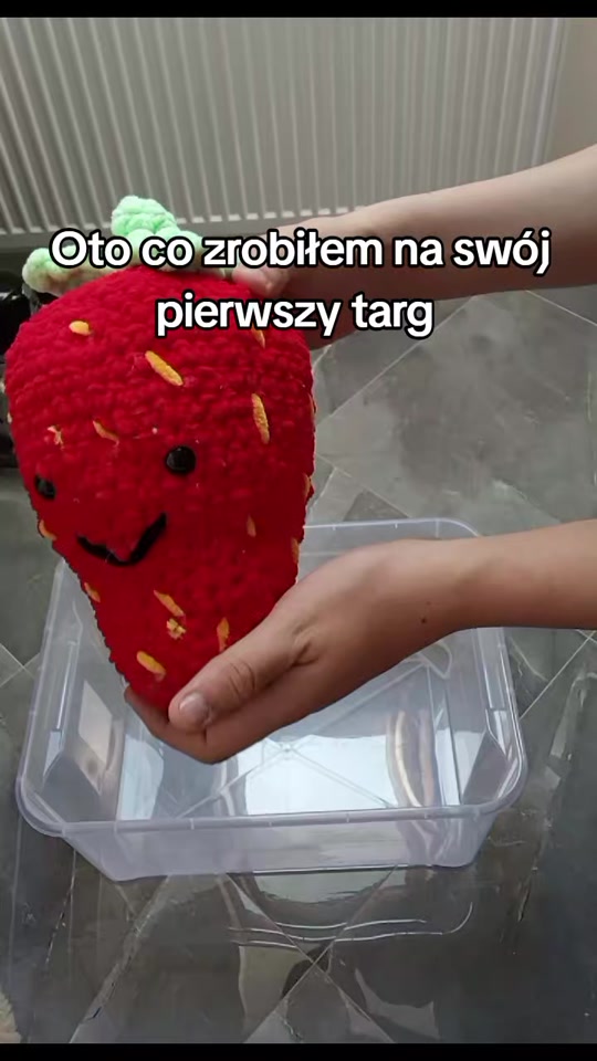Ręcznie szydełkowana truskawka przygotowywana na pierwszy targ Pufkuj